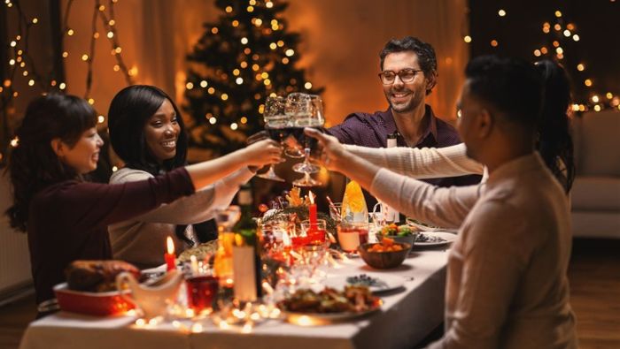 Weihnachten ist die Zeit für Freunde und Familie. Damit es auch beim gemeinsamen Abendessen weihnachtlich gemütlich wird, braucht man die nötige Tischdeko.