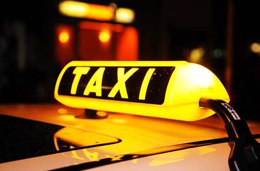 Ein Taxifahrer soll einen 19-jährigen Fahrgast beraubt haben. Er wurde vorläufig festgenommen. (Symbolbild) Foto: dpa