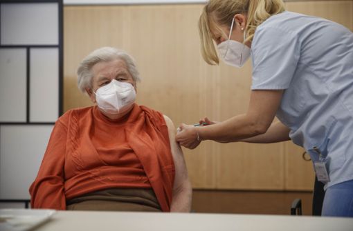 Die 80-jährige Margarete Gerstenbühler hat es geschafft. Sie ist am Sonntag in Kernen geimpft worden. Foto: Gottfried Stoppel