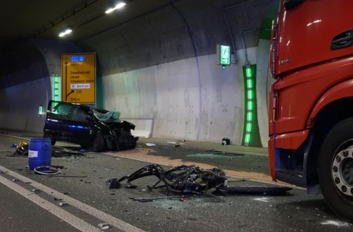 Der Einhorntunnel wurde nach dem schweren Unfall gesperrt. Foto: Andreas Rosar Fotoagentur-Stuttgart