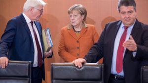 Angela Merkel spricht mit Frank-Walter Steinmeier (l.). Foto: dpa