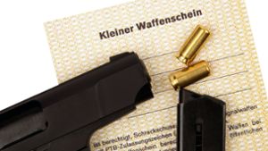 Mit dem Kleinen Waffenschein ist das Führen von  Schreckschusspistolen erlaubt. (Symbolbild) Foto: imago//Birgit Reitz-Hofmann