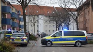 Einsatzkräfte der Polizei sichern den Tatort in Mannheim. Foto: dpa/Rene Priebe