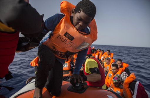 Migranten vor der Küste Libyens Foto: dpa/Olmo Calvo