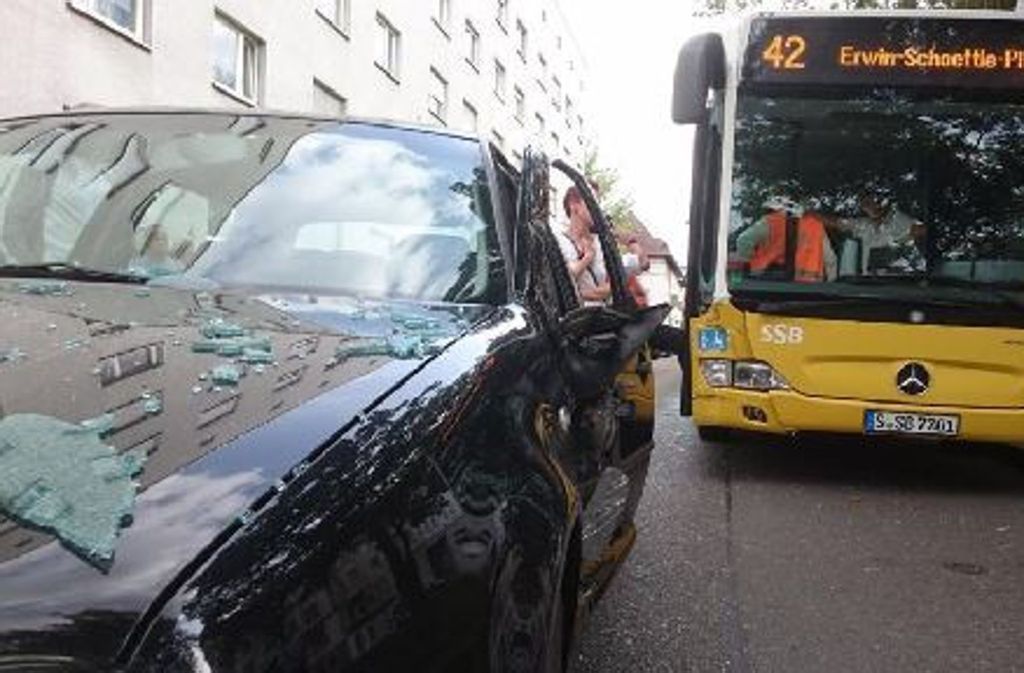 Eine Frau ist bei dem Unfall in der Stuttgarter Ostendstraße verletzt worden.