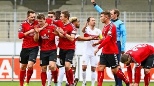 Für viele die spielentscheidende Szene:   Der VfB sieht Rot, Großaspach freut sich über einen Foulelfmeter. Foto:  