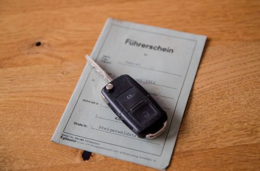 Der Senior zeigte die Kopie seines bereits eingezogenen Führerscheins vor. (Symbolbild) Foto: imago images/Fotostand/Fotostand / K. Schmitt via www.imago-images.de