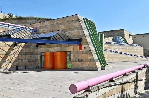 Nun öffnen sich die Drehtüren wieder und der Stirlingbau spielt als offizieller Eingang in die Staatsgalerie erneut die ihm gebührende Rolle. Foto: Staatsgalerie Stuttgart