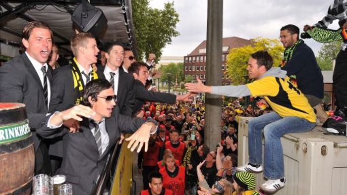 Fans feiern Meisterkorso des BVB