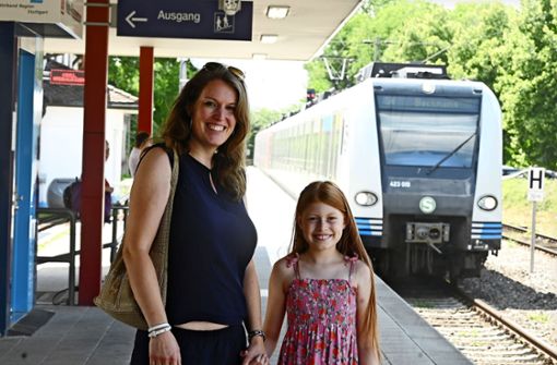 Paulina hat ihre Mama Melanie Schuch davon überzeugt, dass Zugfahren besser fürs Klima ist als das Fliegen. Foto: Werner Kuhnle