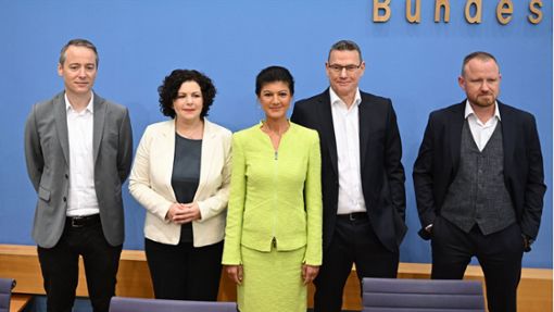Sahra Wagenknecht (Mitte) mit ihren Mitstreitern (von links) Lukas Schön, Amira Mohamed Ali, Ralf Suikat und Christian Leye Foto: dpa/Soeren Stache