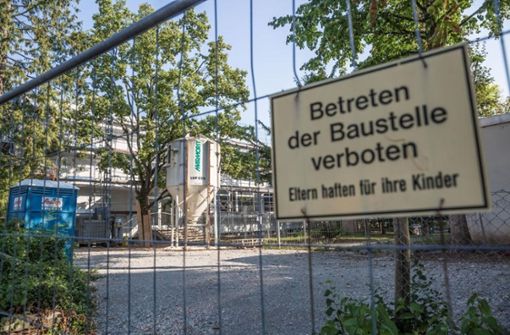 In Zuffenhausen am Ferdinand-Porsche-Gymnasium ist der Schulhof wegen Sanierungsarbeiten gesperrt. Foto: Lichtgut/Julian Rettig