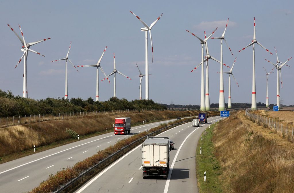 Windkraftanlagen in einem Windpark an der Autobahn A20. Foto: dpa