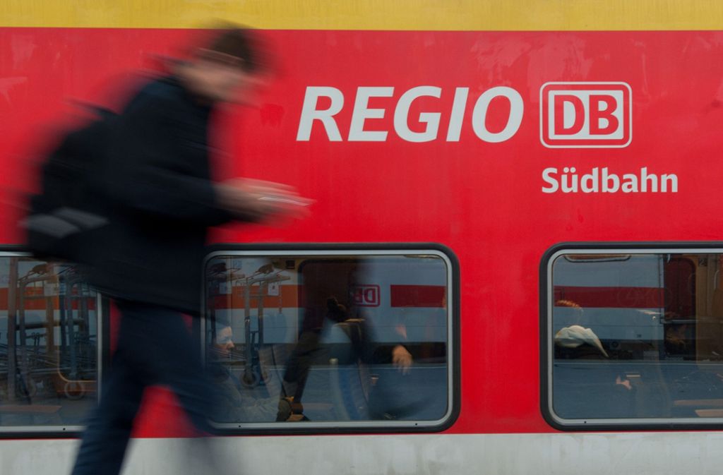 Wer lieber mit dem Zug fährt, kommt mit 1000 Euro ebenfalls weit: 23 Baden-Württemberg-Tickets (bei maximaler Auslastung von fünf Personen) springen heraus.
