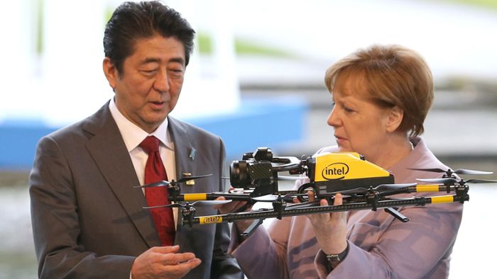 Kanzlerin Merkel eilt durch die Hightech-Welt
