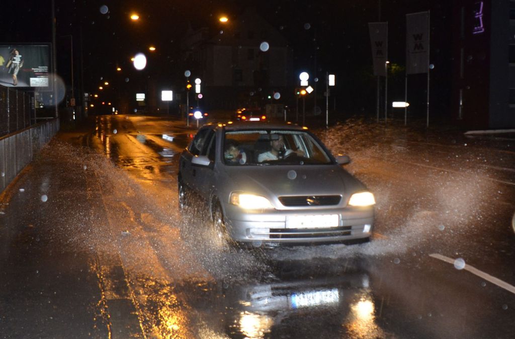 Autofahrer hatten vor allem mit überschwemmten Straßen zu kämpfen.