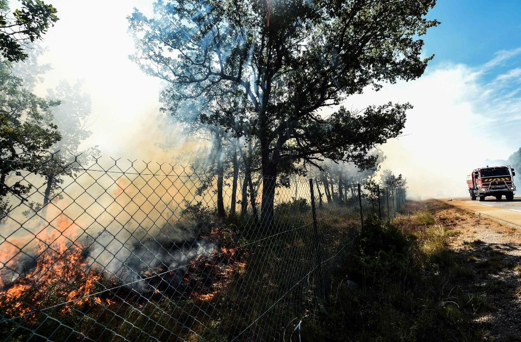 Trockenheit und starke Winde begünstigen die Ausbreitung der Waldbrände im Süden Frankreichs.