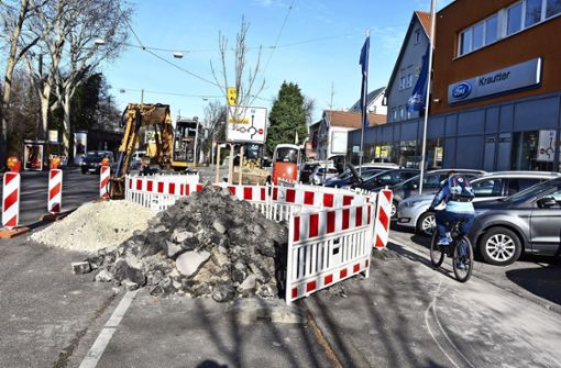 In der Mettinger Straße wird gerade damit begonnen, die Pförtnerampel vor dem Kreisverkehr   zu installieren. Foto: Mathias Kuhn