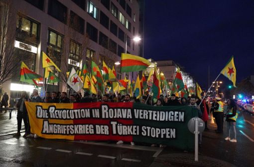 Kurdische Demonstranten protestieren gegen den Krieg. Foto: Andreas Rosar Fotoagentur-Stuttg