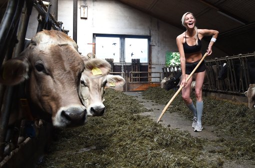 Caroline legt sich beim Ausmisten ins Zeug und posiert für den Jungbauernkalender der Bayerischen Jungbauernschaft Foto: AFP