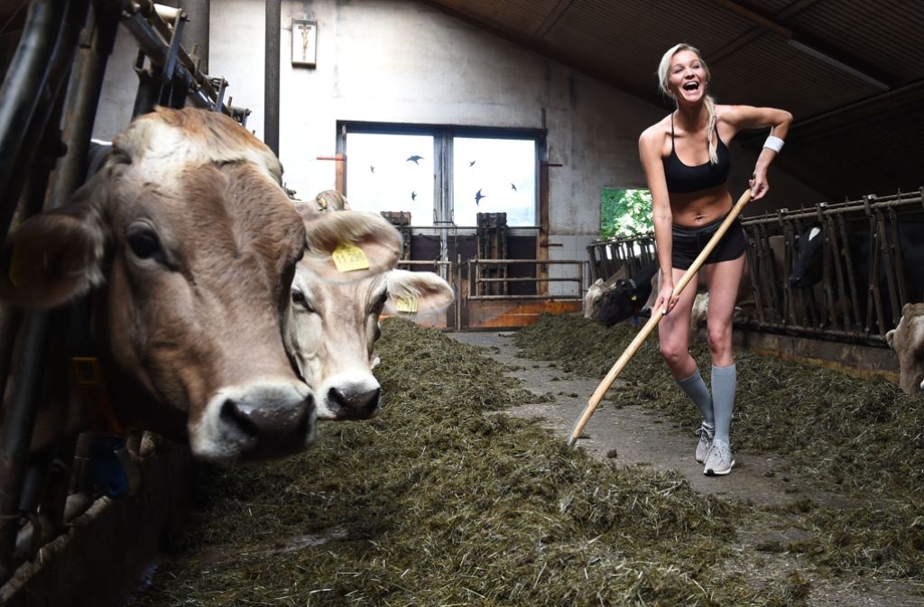 Caroline legt sich beim Ausmisten ins Zeug und posiert für den Jungbauernkalender der Bayerischen Jungbauernschaft