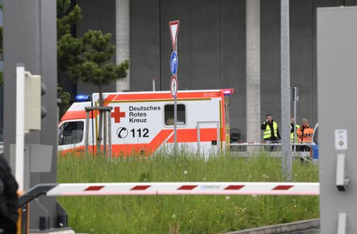 Frühmorgens auf einem Werksgelände von Mercedes-Benz in Sindelfingen: Es fallen Schüsse, es gibt Tote - und eine Festnahme. Foto: AFP/THOMAS KIENZLE