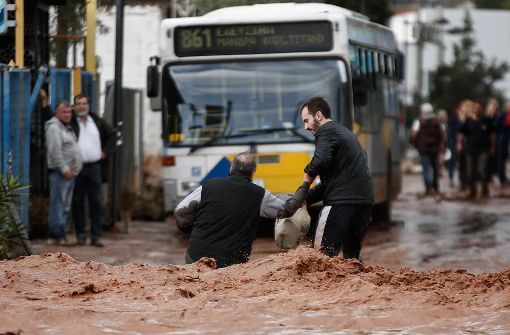 Schwere Regenfälle haben erhebliche Schäden entlang der Küste im Westen der griechischen Hauptstadt Athen angerichtet. Foto: Eurokinissi/Zuma/dpa
