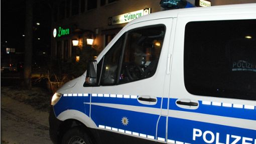 Viel Polizei vor der Tür, aber kein AfD-Nachwuchs in der Taverne. Foto: Sebastian Steegmüller