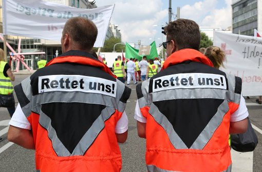 DRK-Mitarbeiter fordern bei einer Streikversammlung in Stuttgart mehr Geld, aber auch bessere Arbeitsbedingungen Foto: dpa