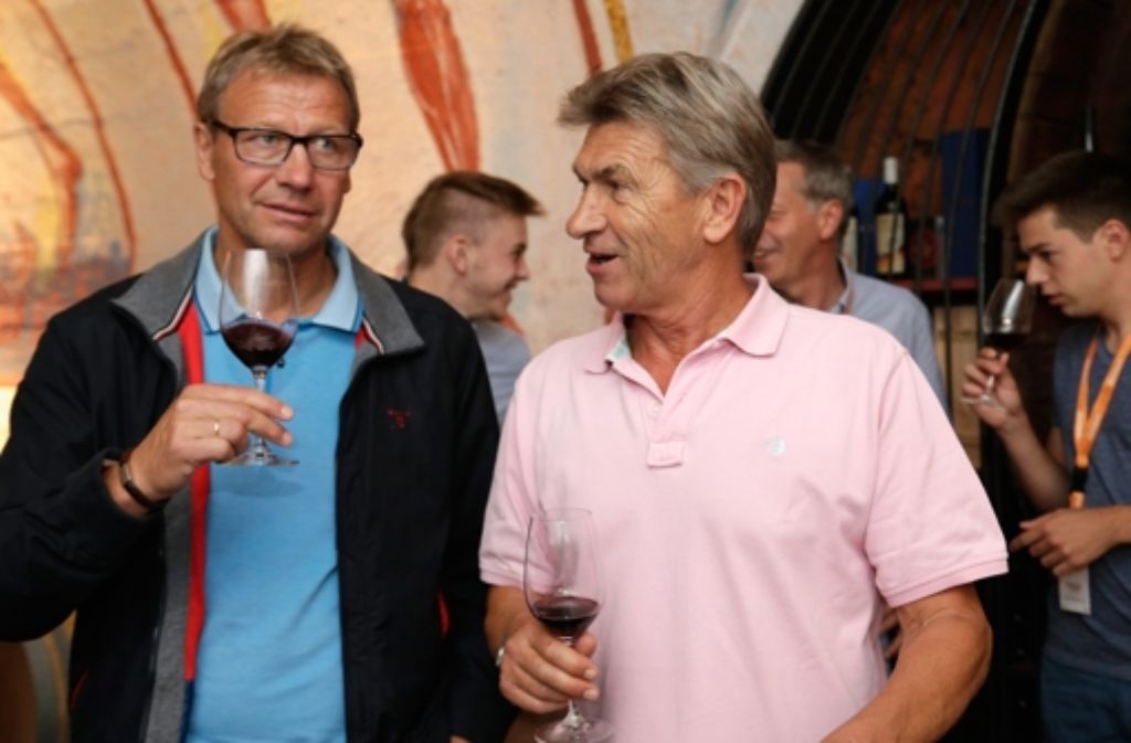 Anstoßen auf den WM-Triumph vor 25 Jahren: Die Weltmeister von 1990 Guido Buchwald und Klaus Augenthaler (rechts).