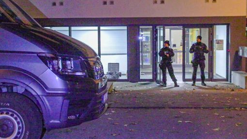 Während die Beweisaufnahme läuft, sichern Polizeibeamte  den Eingang der Waldbachschule in Offenburg. Foto: imago/Einsatz-Report24