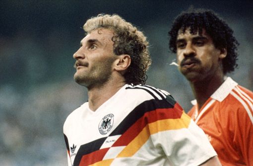 Eine Szene, die jeder Fußballfan mit Duellen zwischen Deutschland und Holland verbindet: Frank Rijkaard (re.) bespuckt Rudi Völler im WM-Achtelfinale 1990. Beide müssen daraufhin das Feld verlassen. Foto: dpa