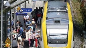 Reisende am Bahnhof in Überlingen am Bodensee – das 9-Euro-Ticket sorgt für großen Andrang auf den Nahverkehr in Deutschland. Foto: dpa/Felix Kästle