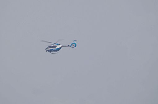 Die Polizei sucht per Hubschrauber nach dem Tatverdächtigen Foto: SDMG/Dettenmeyer
