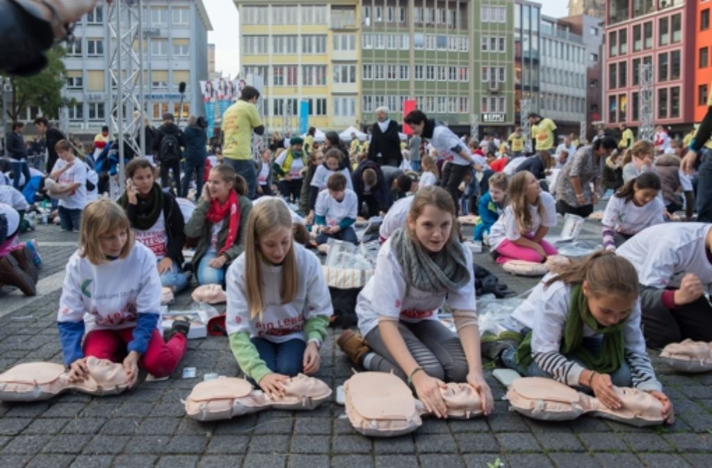 Schüler mit Anne: 44 000 Puppen sollen an Schulen geliefert werden Foto: Lichtgut/Achim Zweygarth