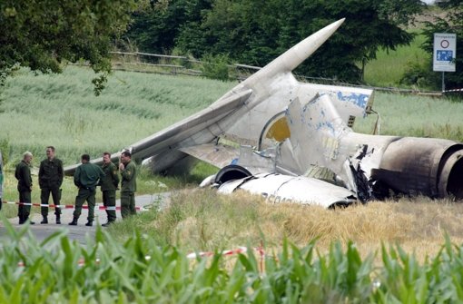 Vor zehn Jahren bei Überlingen: Das zerstörte Heck der abgestürzten Tupolev. Klicken Sie sich durch unsere Bildergalerie. Foto: AP