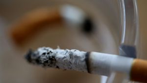Rauchen ist bislang in reinen Raucherlokalen oder in abgetrennten Räumen innerhalb von Gaststätten erla Foto: dpa
