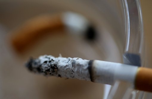 Rauchen ist bislang in reinen Raucherlokalen oder in abgetrennten Räumen innerhalb von Gaststätten erla Foto: dpa