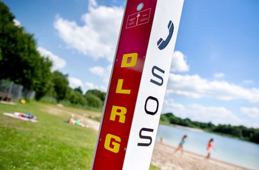 Niedersachsen, : Eine Notrufsäule der DLRG steht an einem Badesee in der niedersächsischen Gemeinde Moormerland. Foto: dpa/Hauke-Christian Dittrich