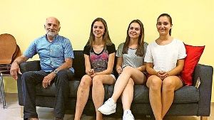 Der Lehrer Peter Knapp mit seinen Schülerinnen auf dem gespendeten Sofa Foto: Dreßler