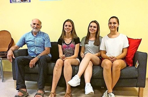 Der Lehrer Peter Knapp mit seinen Schülerinnen auf dem gespendeten Sofa Foto: Dreßler