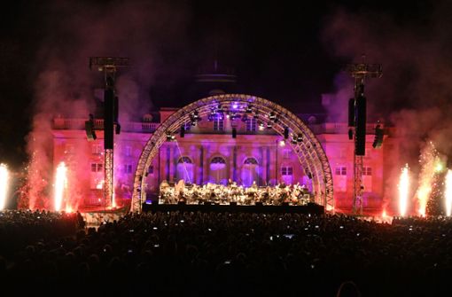 Ryan McAdams und das Orchester der Ludwigsburger Schlossfestspiele beim Finale des Festivals, dem Monrepos Open Air. Foto: Werner Kuhnle