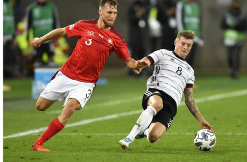Toni Kroos musst in seinem 100. Länderspiel mit dem DFB-Team gegen die Schweiz ordentlich kämpfen. Foto: AP/Martin Meissner