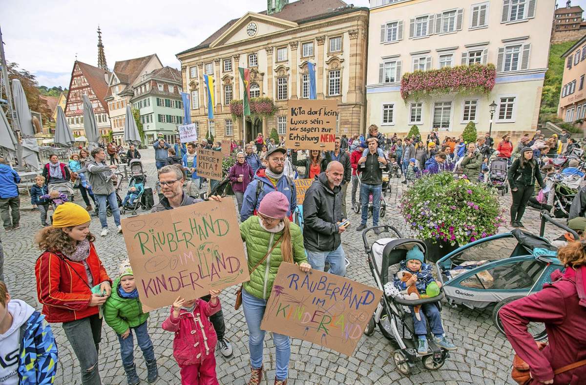 Kitas werden in Esslingen teurer – dagegen protestieren Familien  lautstark auf dem Rathausplatz. Foto: Roberto Bulgrin