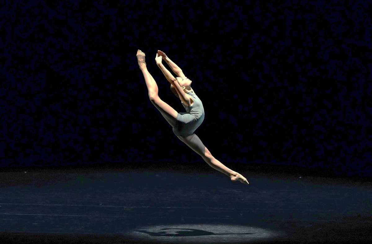 John-Cranko-Schülerin Romy Danne bei ihrem Auftritt bei der Ballettmatinee am zweiten Advent. Foto: Roman / Novitzky
