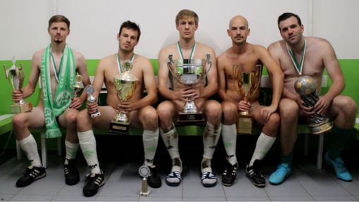 Die Kreisliga-Fußballer der Sportfreunde Stuttgart präsentieren Pokale und Medaillen – und sind dabei fast komplett nackt. Foto: Sportfreunde Stuttgart