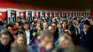 So voll wird’s auf  dem S-Bahnsteig am Stuttgarter Hauptbahnhof fast nur, wenn gestreikt wird. Weil die Zahl der Fhargäste generell zunimmt, sollen nun mehr Züge her. Foto: dpa