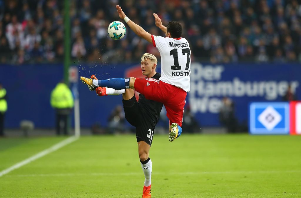 Hoch das Bein: der VfB-Verteidiger Andreas Beck (links) und der HSV-Angreifer Filip Kostic vollführen einen gewagten Tanz um den Ball. Foto: Getty