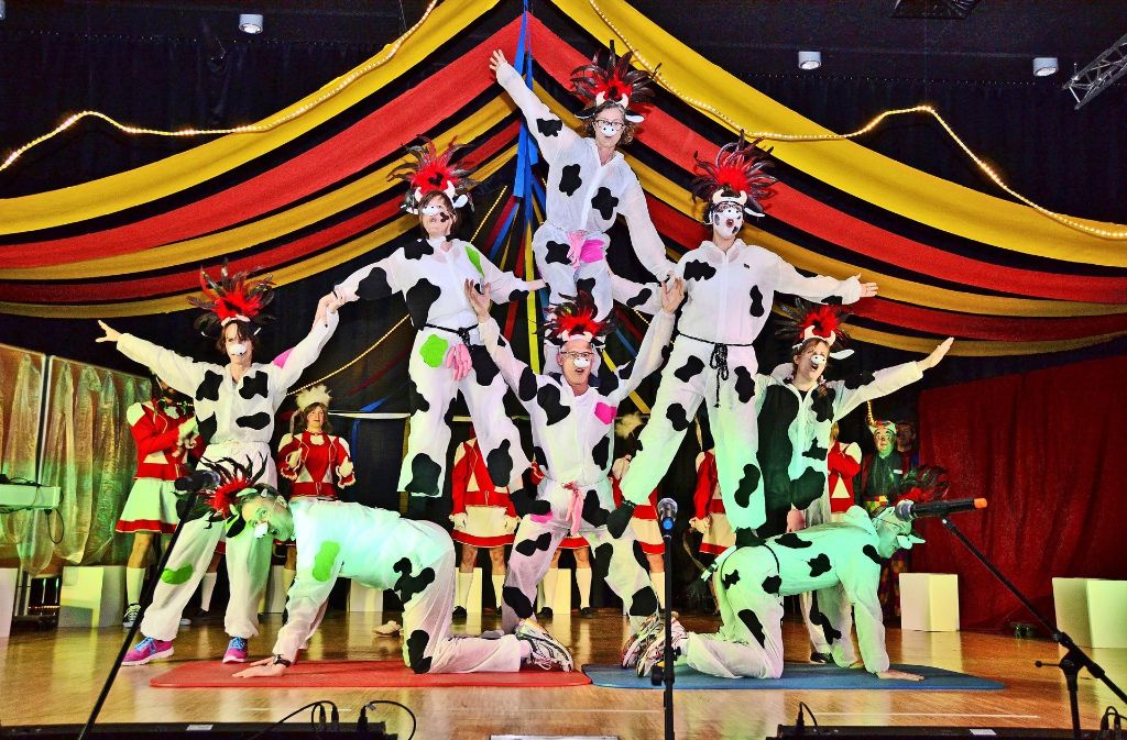 „So ein Zirkus“: entsprechend akrobatisch ging es beim Hexenball des Liederkranzes zu. Foto: Fatma Tetik