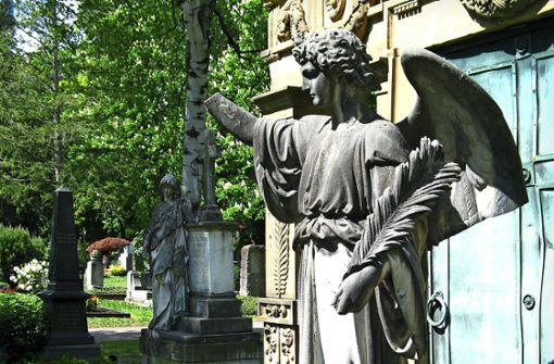 Auf dem Pragfriedhof wimmelt es geradezu von  Engeln. Viele Engel sind beschädigt. Einige sogar durch Granatsplitter im Zweiten Weltkrieg. Foto: Susanne Müller-Baji